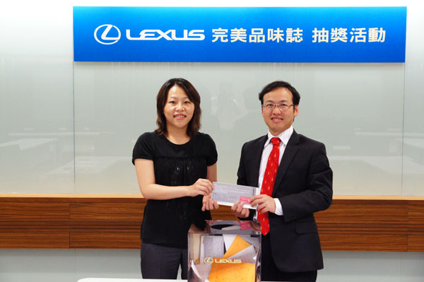 和泰汽車劉傳宏經理(右)在律師的見證下抽出幸運的Lexus完美品味誌讀者