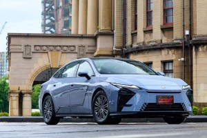 車長首度超過五米！Lexus ES300h「LS」化，更加氣定神閒