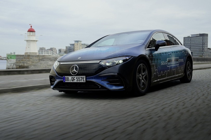 Mercedes-Benz EQS搭載固態電池完成長途測試：僅一次充電行駛了1,205公里