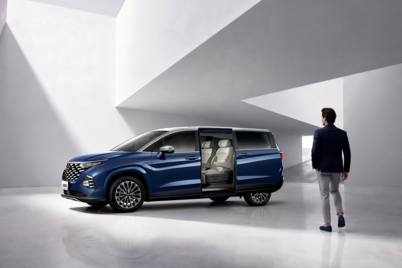 HYUNDAI CUSTIN Royal尊榮上市！雙色美學與VIP頭等座艙升級，打造高質感尊榮MPV新選擇