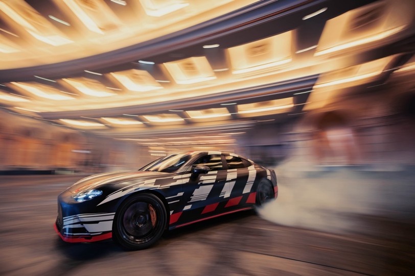 布萊德彼特、喬治羅素與即將推出的Mercedes-AMG GT 4-Door Coupe在拉斯維加斯展現熱情