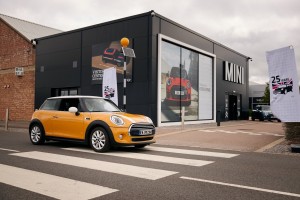 車主駕駛MINI Cooper D行駛100萬公里回到牛津工廠