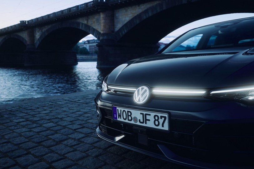 The new Golf R 夜幕疾行版197.8萬元起限量上市 前所未有優雅姿態與凌厲動能底蘊馳騁交錯 激盪純然賽道駕馭
