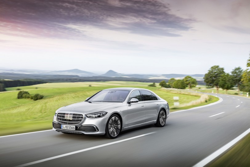 The new S-Class. 從生產到交付 歷經上百雙手的全心守護，即將為你而至