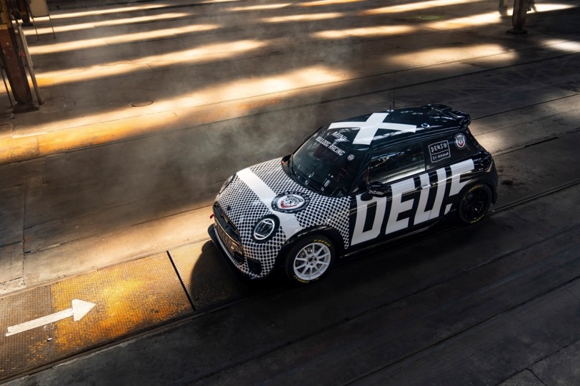 MINI John Cooper Works與Bulldog Racing換上服裝品牌DEUS新裝再次出戰紐柏林