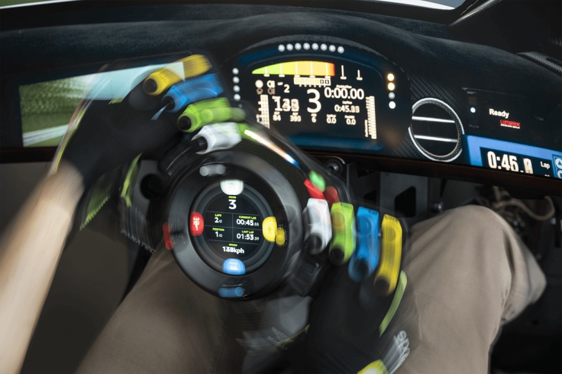 來自派克峰征戰經驗！Bentley與Fanatec合作推出賽車模擬器方向盤