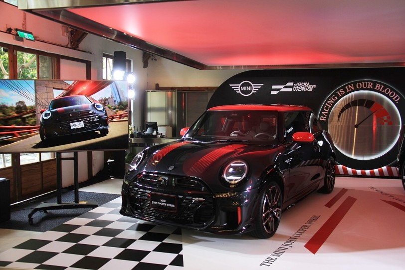 享受露天或上賽道的熱血駕馭就由MINI John Cooper Works與MINI Cooper Cabrio S幫你達成！均一價210萬在台上市