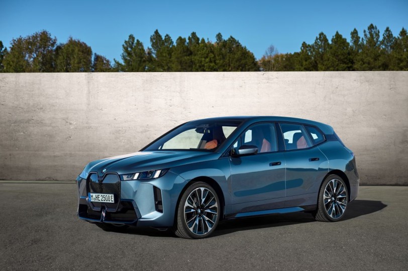 新款BMW iX雖是小改款，但性能與效能堪比大改款！