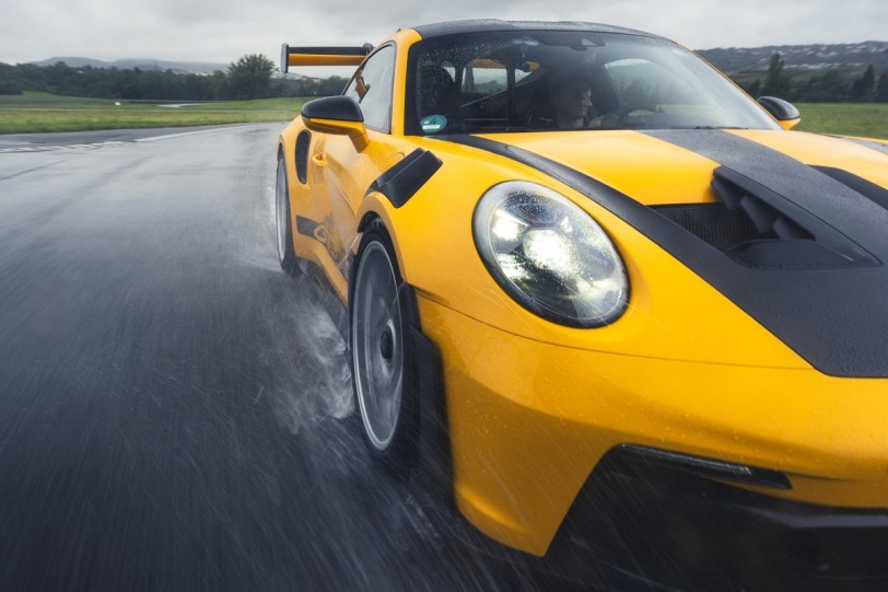 單圈成績能加快10秒，但卻更耐磨！Porsche與Michelin合作開發新的賽道專用溼地用胎