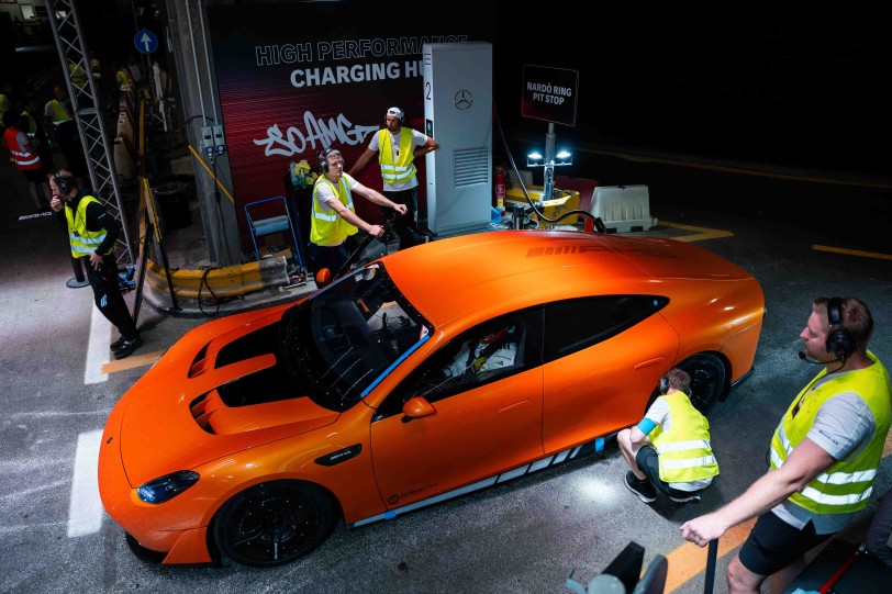 狂破 25 項世界紀錄！  CONCEPT AMG GT XX 八天疾馳地球赤道一圈，改寫歷史