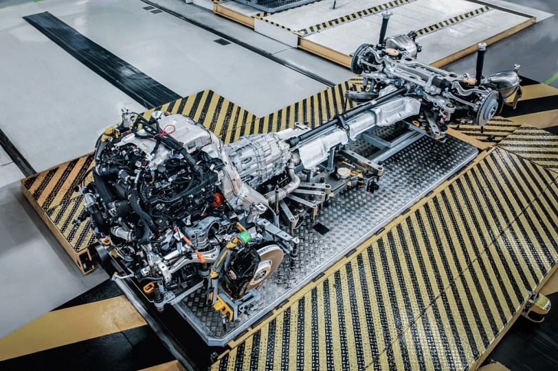 Bentley超過一千牛米超高性能的V8 Hybrid將取代W12成為巔峰動力總成