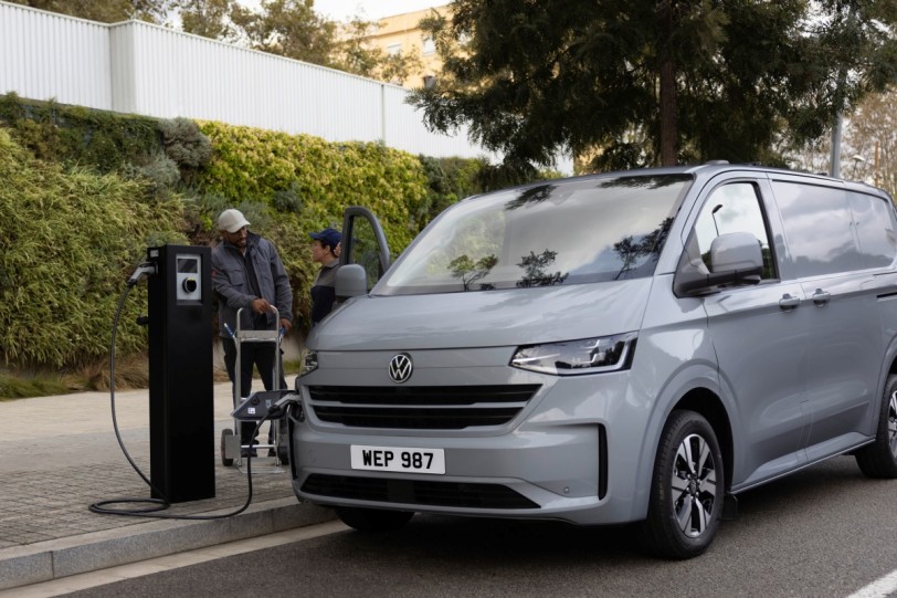 Volkswagen推出首款插電式混合動力Transporter eHybrid