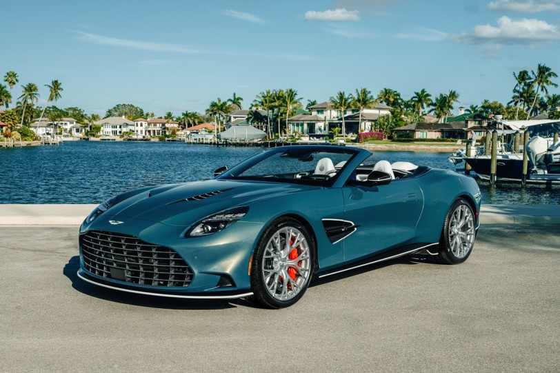 Aston Martin於2026年拿坡里冬季葡萄酒節拍賣會上發表Vanquish Volante Wave Edition